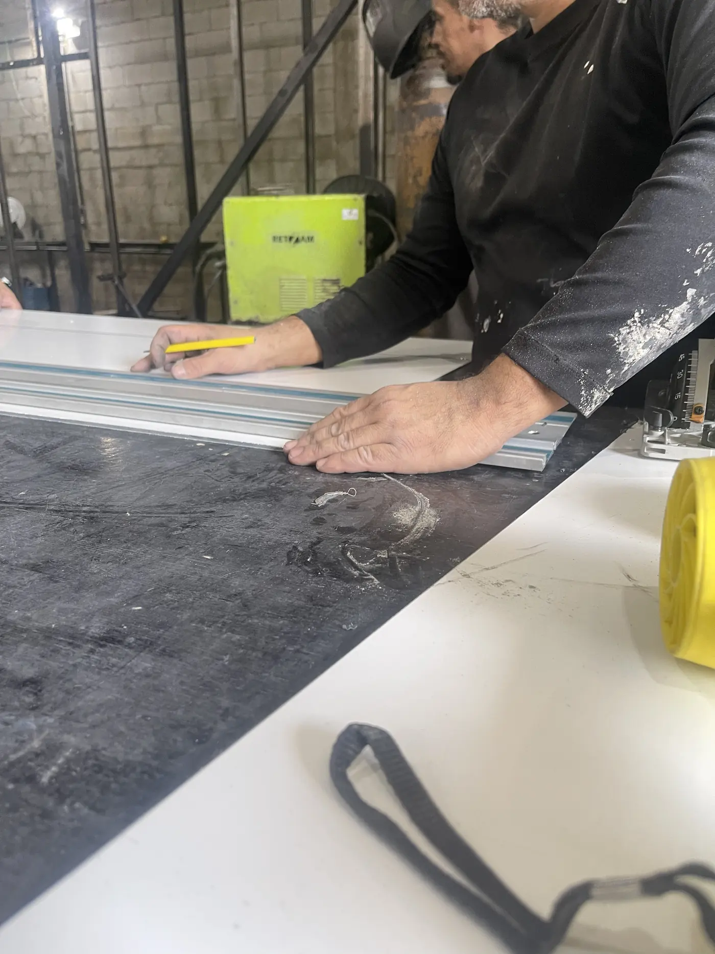 Corte de painel na bancada