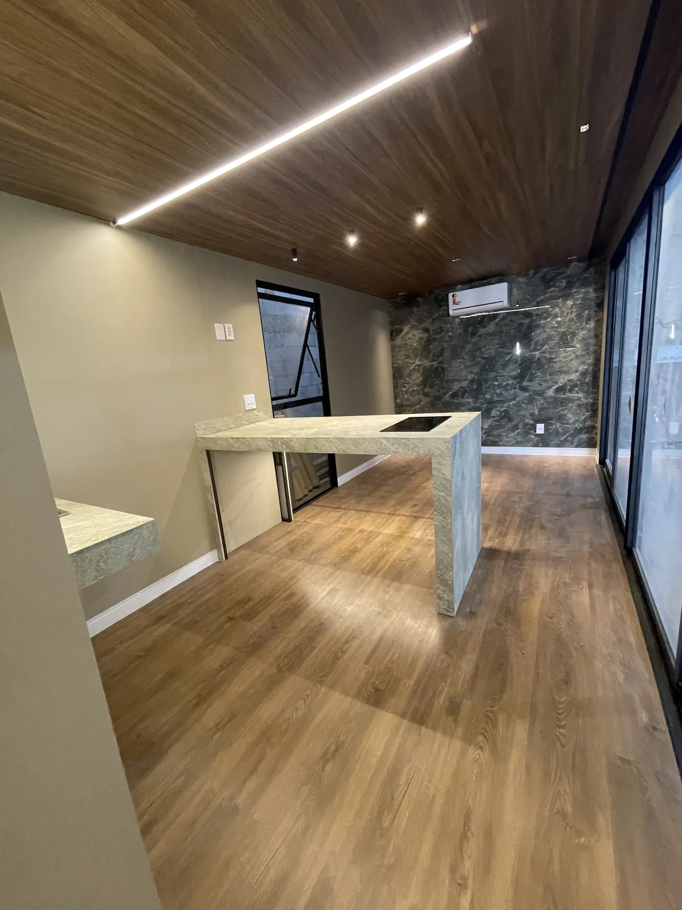 Interior com bancada em pedra e forro de madeira